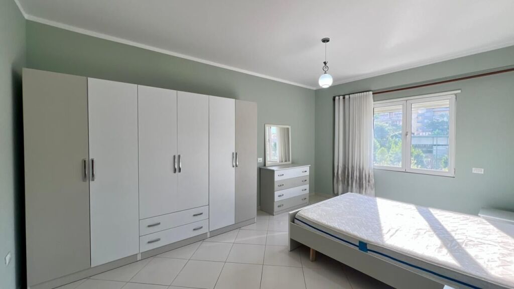 **IN AFFITTO: Appartamento 2+1 📍Giardino Zoologico (Via Bilal Sina) - 70.000 Lek/Mese - Sup. 90m² - Palazzo Nuovo (2016) || Fantastica Vista sul Giardino Zoologico ✨️**