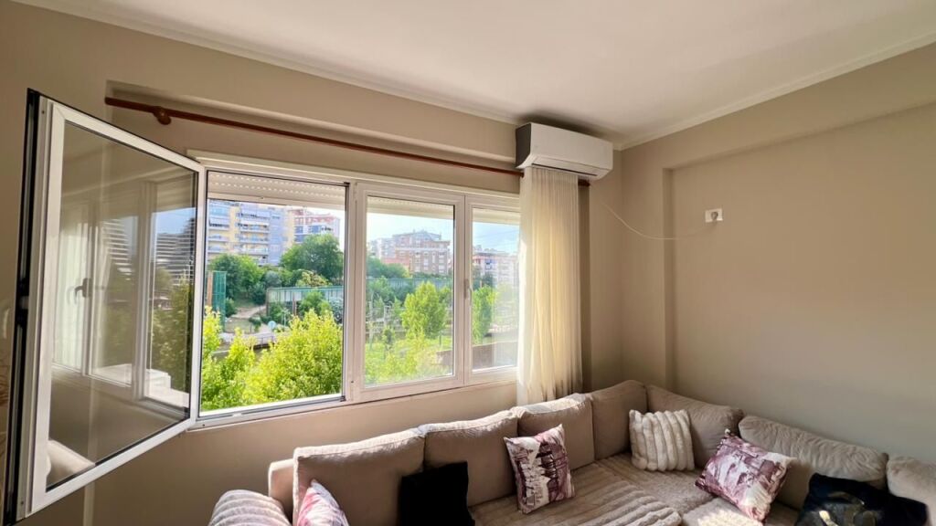 **IN AFFITTO: Appartamento 2+1 📍Giardino Zoologico (Via Bilal Sina) - 70.000 Lek/Mese - Sup. 90m² - Palazzo Nuovo (2016) || Fantastica Vista sul Giardino Zoologico ✨️**