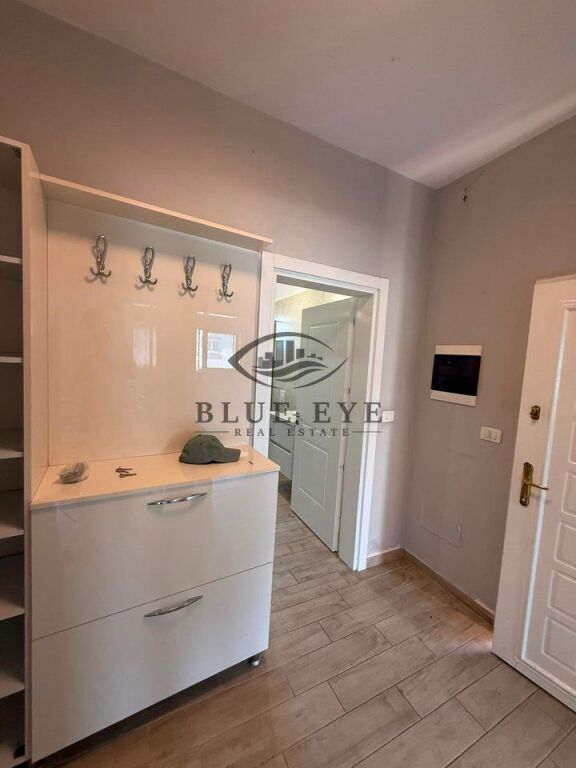 APARTAMENT ME QERA 2+1,ME KUZHINË TË VEÇUAR QENDER-DURRES
