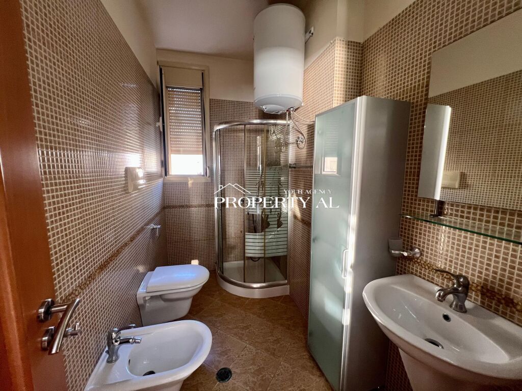 Apartament Luksoz 1+1 me Qira në Vijën e Parë të Lungomares – Pamje Ballore nga Deti