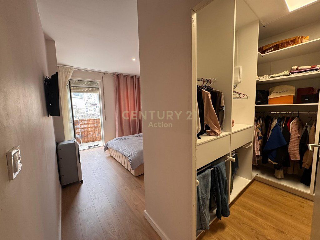 Shitet Apartament 2+1 pranë Radisson, Liqeni i Thatë !