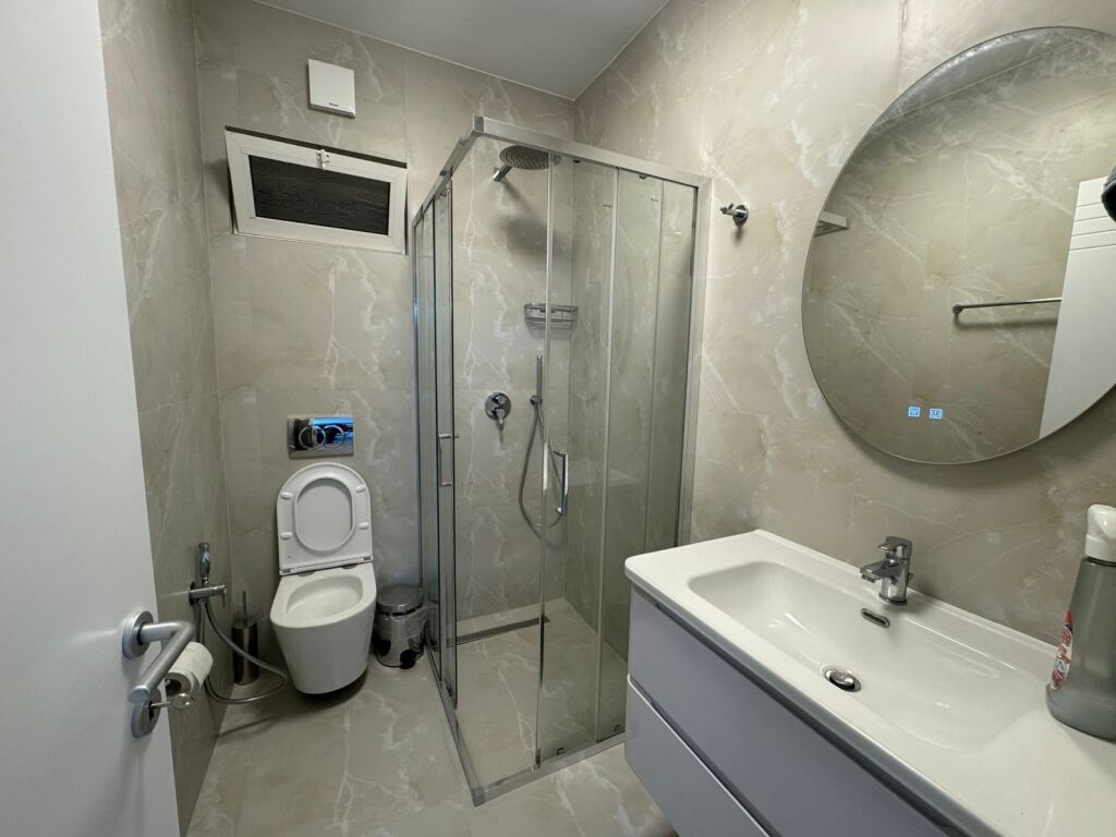 Jepet me qira 3+1 tek Komuna e Parisit