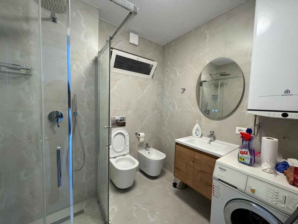 Jepet me qira 3+1 tek Komuna e Parisit