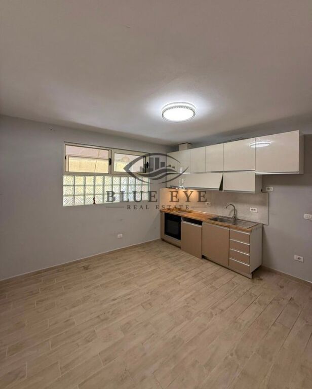 APARTAMENT ME QERA 2+1,ME KUZHINË TË VEÇUAR QENDER-DURRES