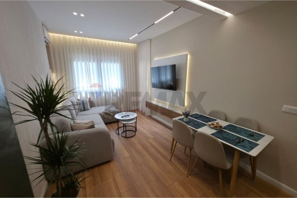 Hoxha Tahsim, Shitet Apartament 1+1