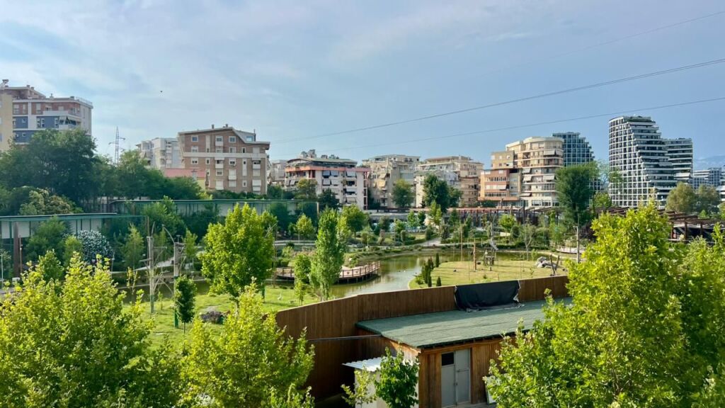 **IN AFFITTO: Appartamento 2+1 📍Giardino Zoologico (Via Bilal Sina) - 70.000 Lek/Mese - Sup. 90m² - Palazzo Nuovo (2016) || Fantastica Vista sul Giardino Zoologico ✨️**