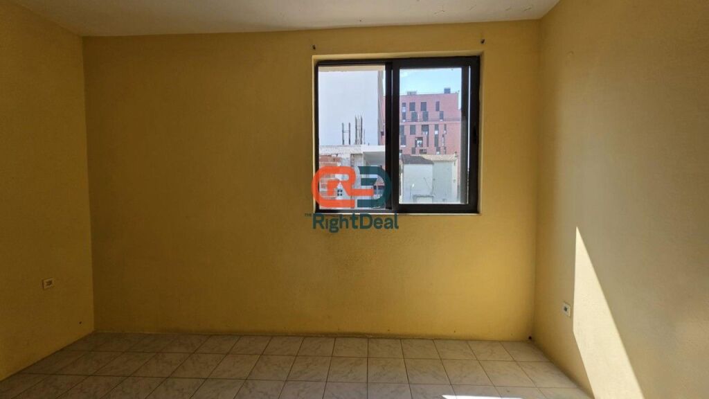 Occasione!! Vicino alla Scuola Rossa, Vendesi Casa Privata, in Posizione Perfetta !!