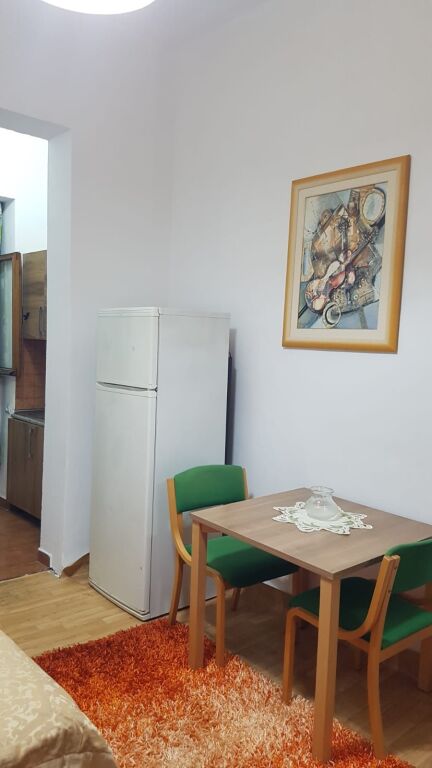Jepet me qera garsoniere, Rruga e Dibres , prane shkolles Medrese - 350 Euro