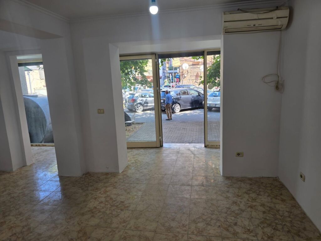 Shitet dyqan tek Rruga e Kavajes prane Poliklinikes