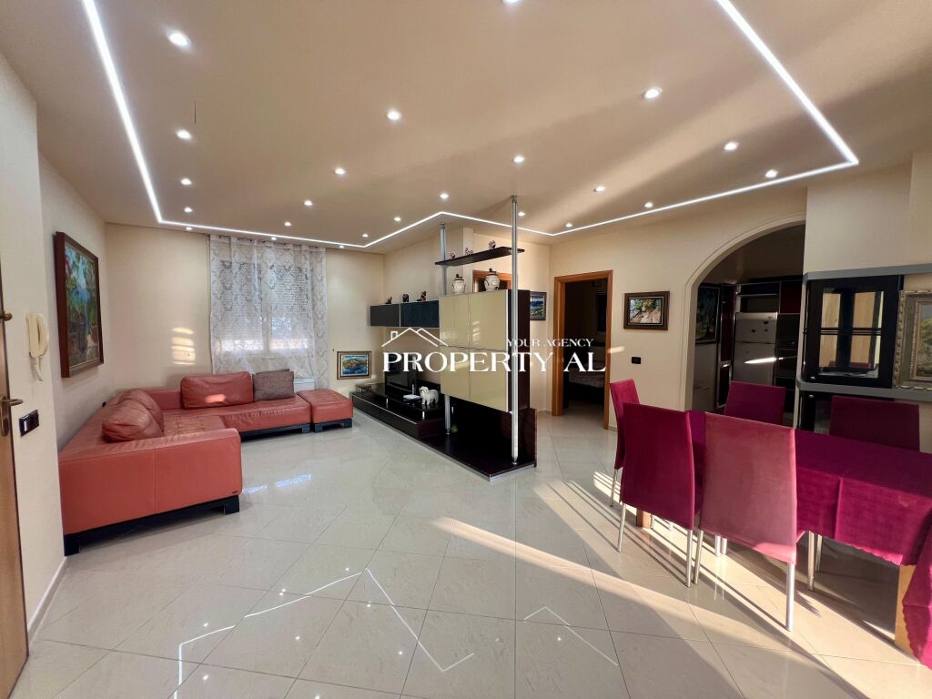 Apartament Luksoz 1+1 me Qira në Vijën e Parë të Lungomares – Pamje Ballore nga Deti