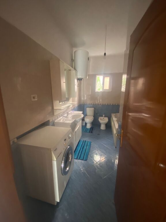 🏡 Jepet me qera kati i parë i një vile 3-katëshe, 1+1  📍Astir, Rruga Loni Grigori 💰Çmimi: 40.000 Lekë/Muaj