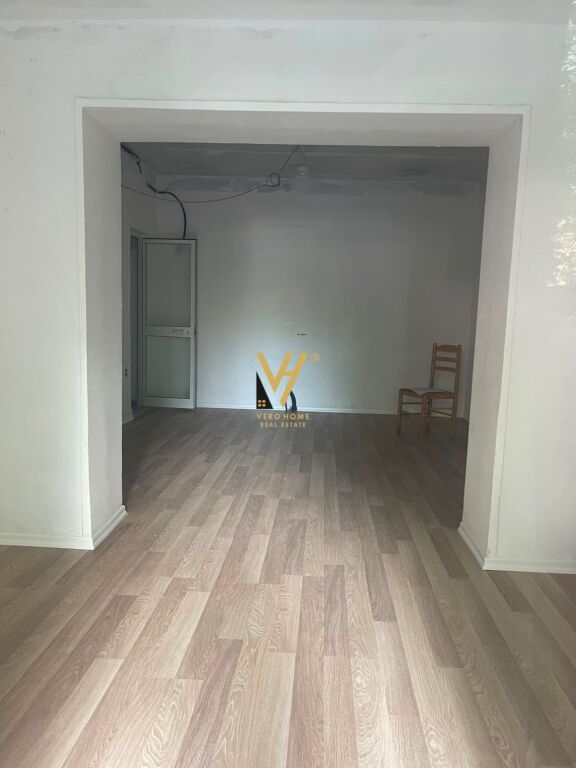 JEPET DYQAN 30 M2 ME QERA NE BLLOK 180.000 LEKE