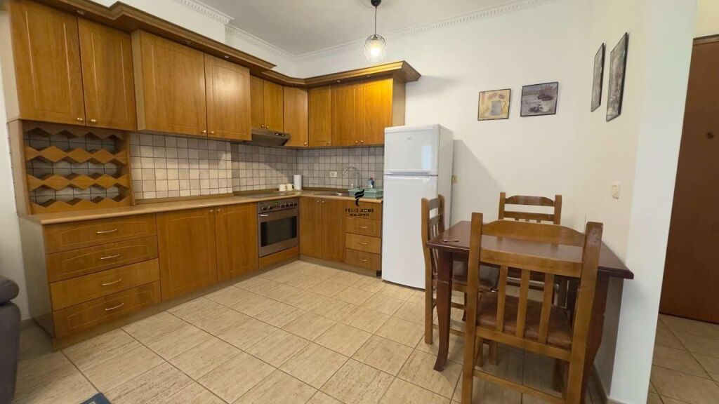 APARTAMENT ME QERA 1+1 QENDER 65.000 LEKE FH-81843