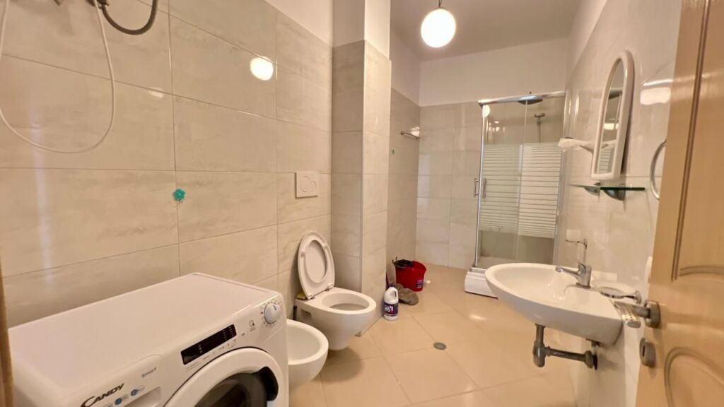 **IN AFFITTO: Appartamento 2+1 📍Giardino Zoologico (Via Bilal Sina) - 70.000 Lek/Mese - Sup. 90m² - Palazzo Nuovo (2016) || Fantastica Vista sul Giardino Zoologico ✨️**