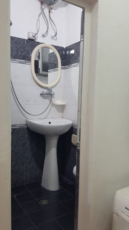 Jepet me qera garsoniere, Rruga e Dibres , prane shkolles Medrese - 350 Euro