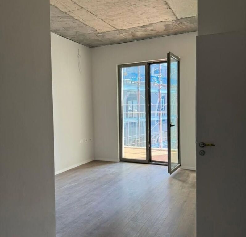 Shitet apartament 2+1+verandë+parkim tek Park Avenue, Bulevardi i Ri