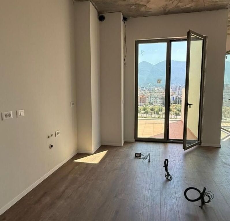 Shitet apartament 2+1+verandë+parkim tek Park Avenue, Bulevardi i Ri