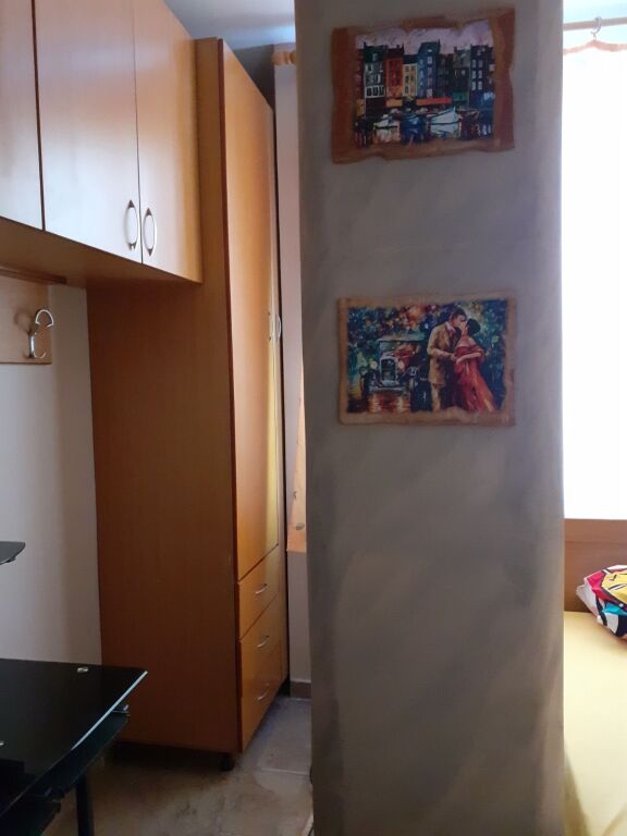 Jepet me qira 2+1+1 Rr.Kavajes pas Square 21