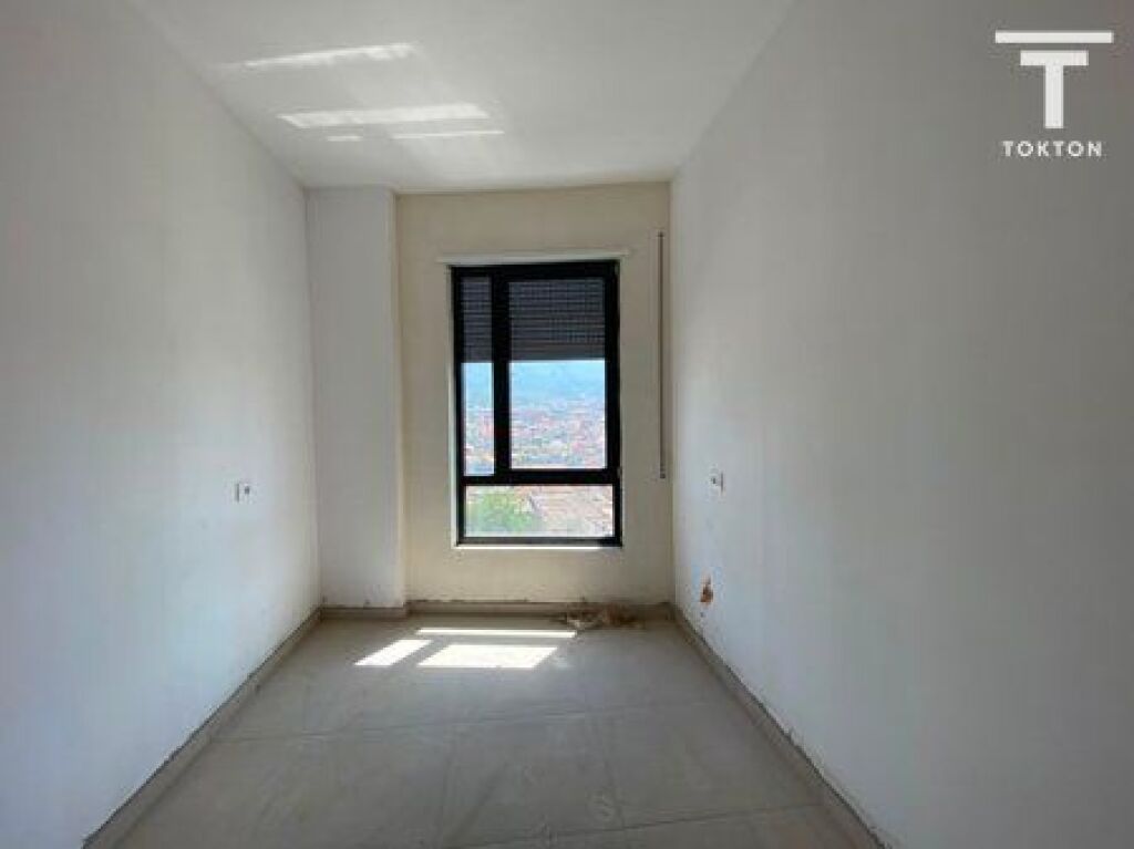 IN VENDITA, APPARTAMENTO 3+1+2, VIA: "5 MAGGIO", TIRANA