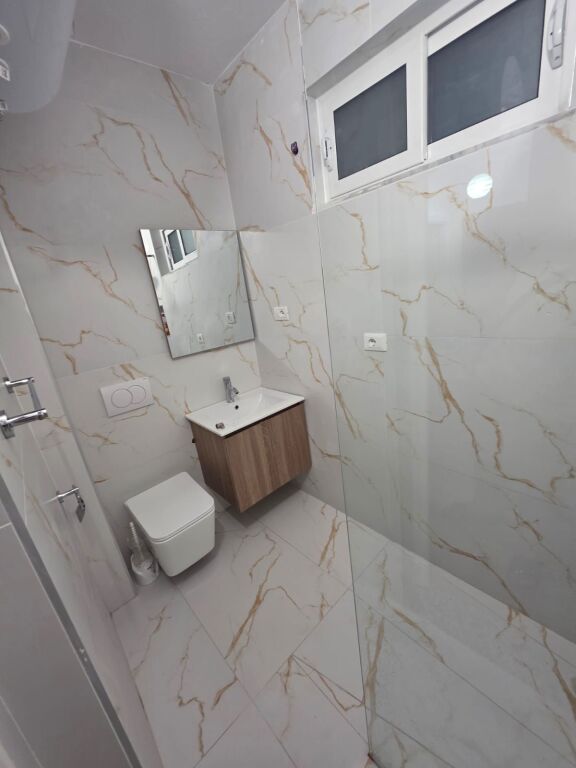 🏢Via 5 Maji, dopo Concord Center, si affitta appartamento 2+1, arredato, 60.000 Leke (Lordo)  