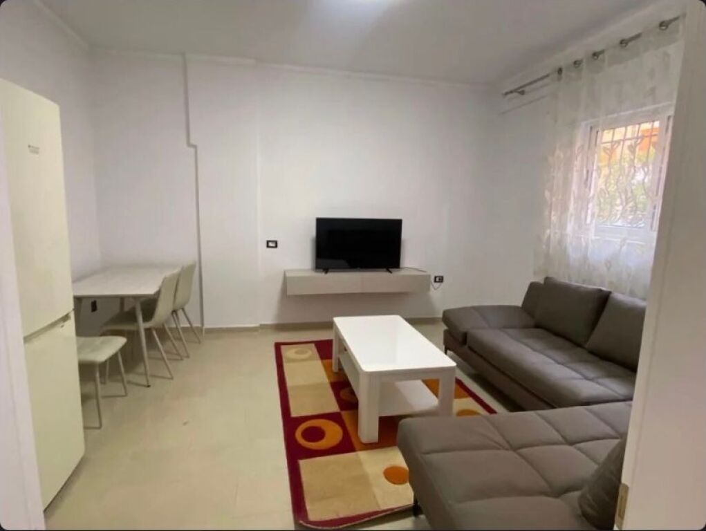 🏡 Jepet me Qira Apartament 1+1 – Xhamllik  📍 Rruga Xhanfize Keko