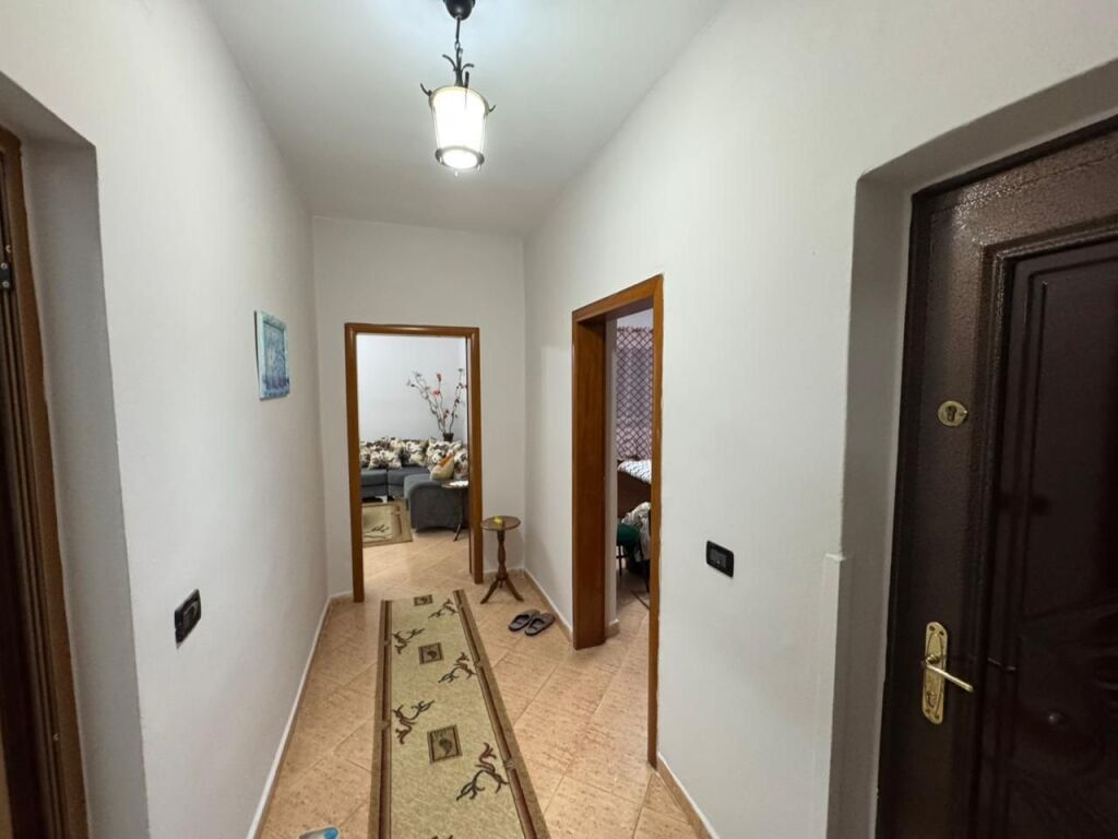 🏡 APARTAMENT ME QERA 2+1 – LAPRAKË 💰 52.000 lekë/muaj