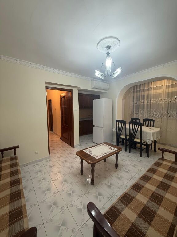 RRUGA DIBRES PRANE SHKOLLES BASHKUAR JEPET ME QERA – Apartament 1+1 📍 Vendndodhja: Rruga e Dibrës, pranë Komisariatit Nr. 4 🏢 Kati: 2 (Pallat ekzistues)