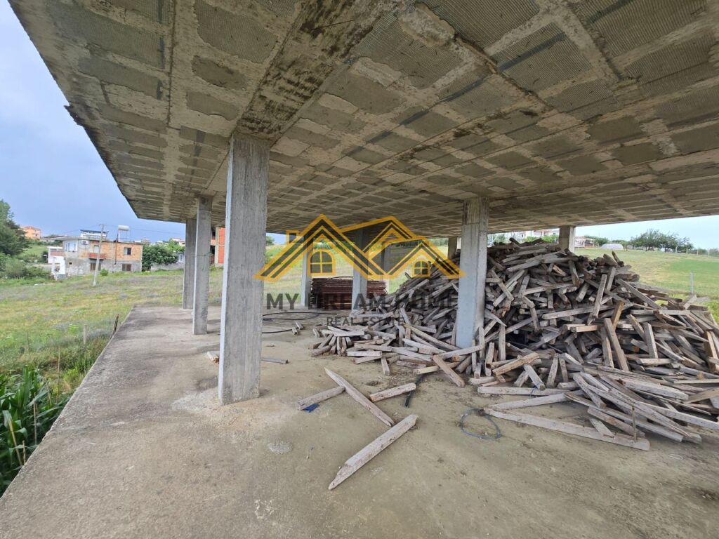 Shitet Shtepi karabina 3-kateshe në Arapaj Durrës