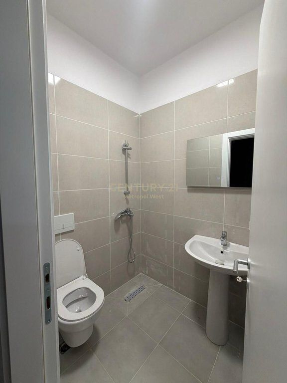Apartament 2+1+2+Post Parkimi me qira tek Rruga e Elbasanit