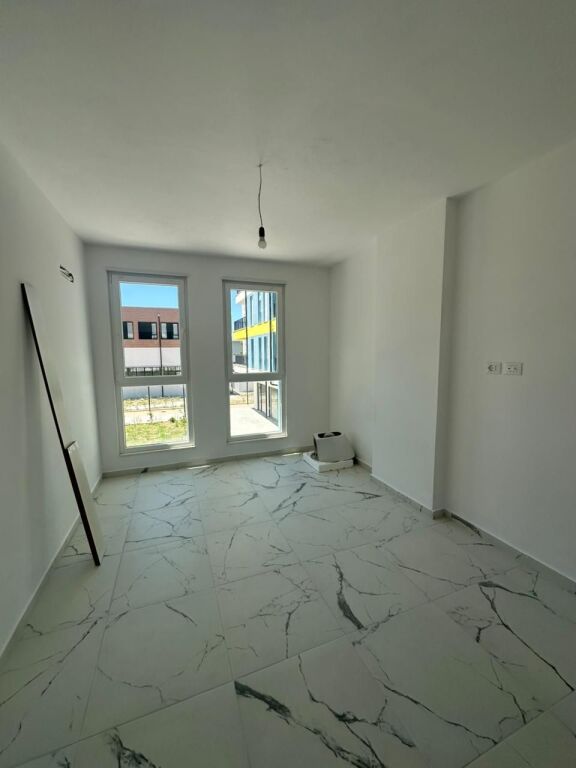 Ufficio in affitto dato Univers City, di fronte alla scuola!