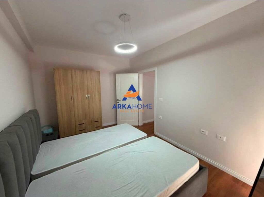AFFITTASI APPARTAMENTO 2+1+BALCONE " IN VIA DELLE BARRICATE " 75000 LEK