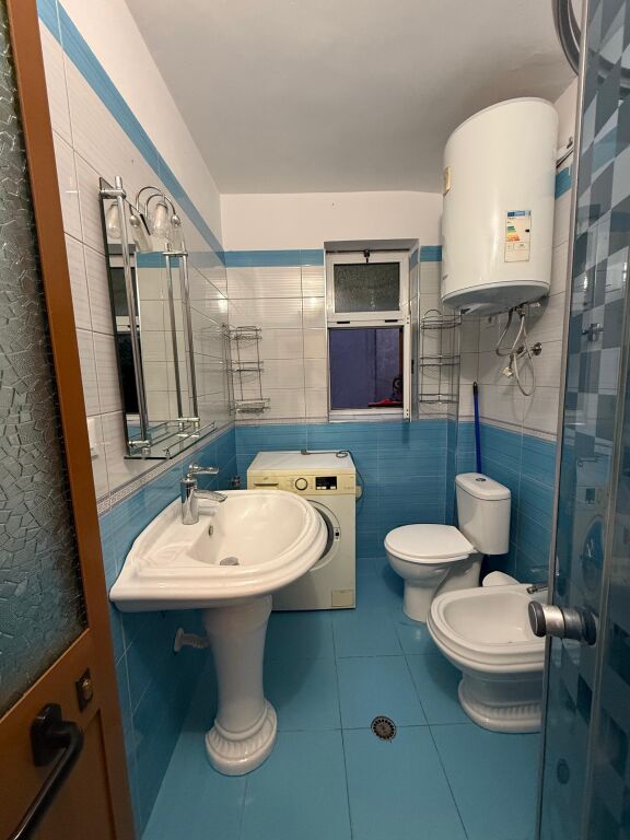 RRUGA DIBRES PRANE SHKOLLES BASHKUAR JEPET ME QERA – Apartament 1+1 📍 Vendndodhja: Rruga e Dibrës, pranë Komisariatit Nr. 4 🏢 Kati: 2 (Pallat ekzistues)