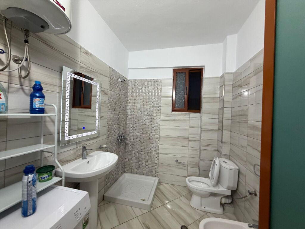 Shitet Apartament 2+1+2+2 prane Pelikanit Plazh