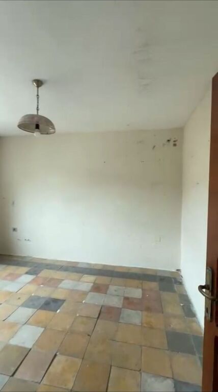 APPARTAMENTO 1+1 IN VENDITA – VICINO ALLA SCUOLA "24 MAGGIO", VLORË