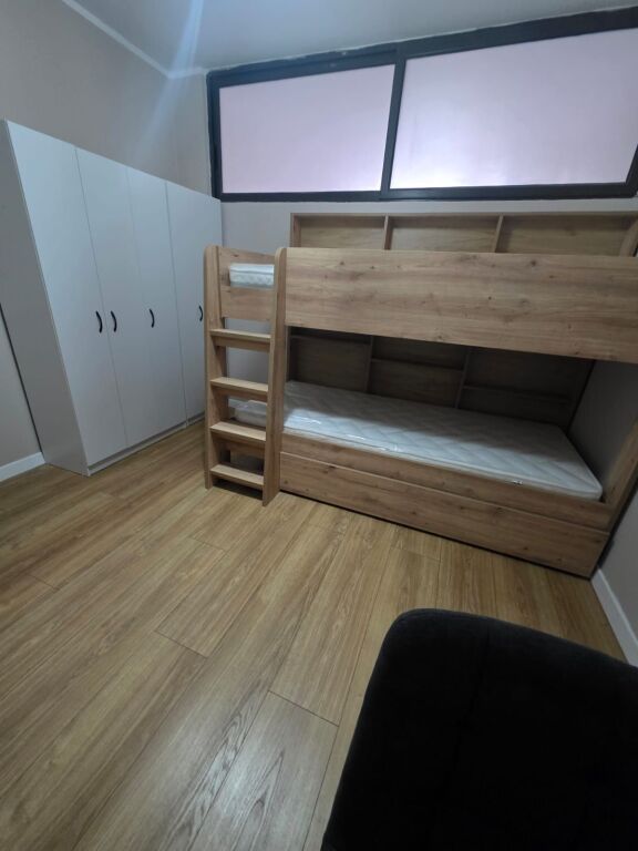 🏢Via 5 Maji, dopo Concord Center, si affitta appartamento 2+1, arredato, 60.000 Leke (Lordo)  