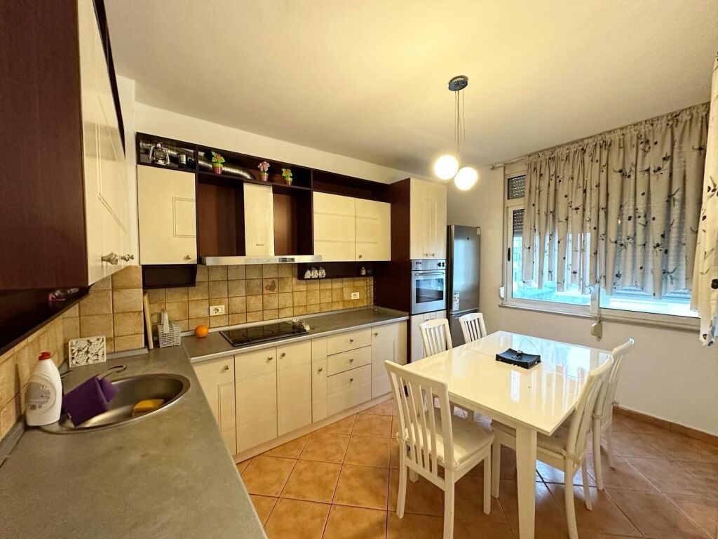 Jepet apartament 2+1+2 me qira tek Ish Ekspozita , Ekspozita , Rruga Myslym Shyri .