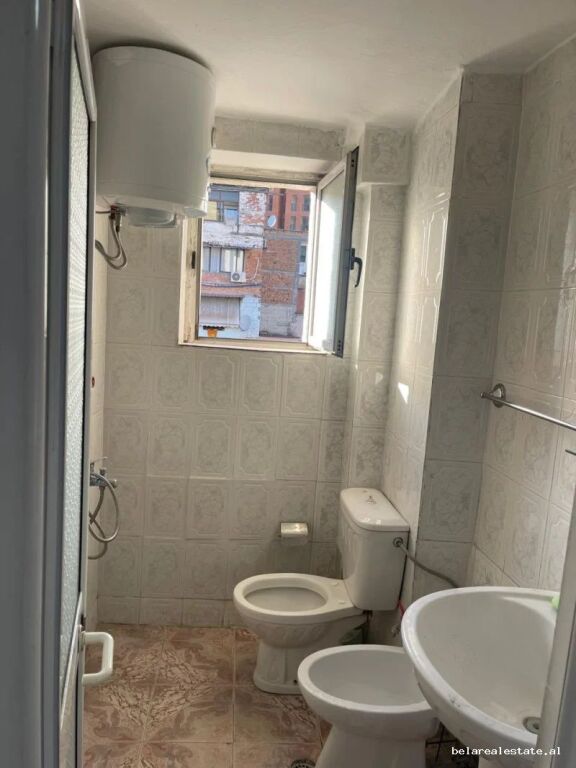 Ufficio in Affitto 2+1 Vicino all'ex Ristorante Durresi (ID BZ21004) Tirana