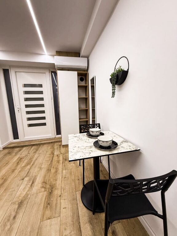 21 Dhjetori, Tek Vodafone - jepet Me Qera Studio Per BNB Ose Banim  Japim me qera studio te kompletuar me mobilje dhe paisjet nga me te rejat ne treg. Studio ndodhet tek kryqezimi i 21 Dhjetorit prane Vodafone. Ndodhet ne katin 0 te nje pallati ekzistues dhe eshte punuar me booking dhe air bnb.  Pronari e jep mundesine dhe per ta punuar si studio por duhen 5 muaj paradhenie Ndersa kur merret per banim, paguhet muaji i pare dhe dy garanci  Pagesa eshte ne lek.  Lokacioni dhe komoditeti qe ofron kjo studio eshte fantastike.  Per nje vizite ne prone na kontaktoni !