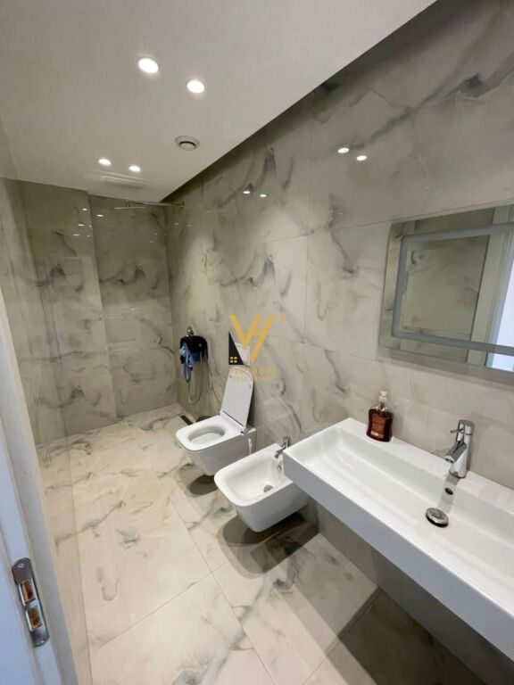 JEPET AMBIENT BIZNESI 105 M2 ME QIRA TE RRUGA E KAVAJES 140.000 LEKE