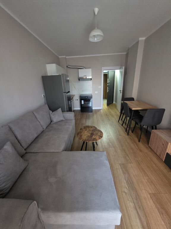 🏢Via 5 Maji, dopo Concord Center, si affitta appartamento 2+1, arredato, 60.000 Leke (Lordo)  