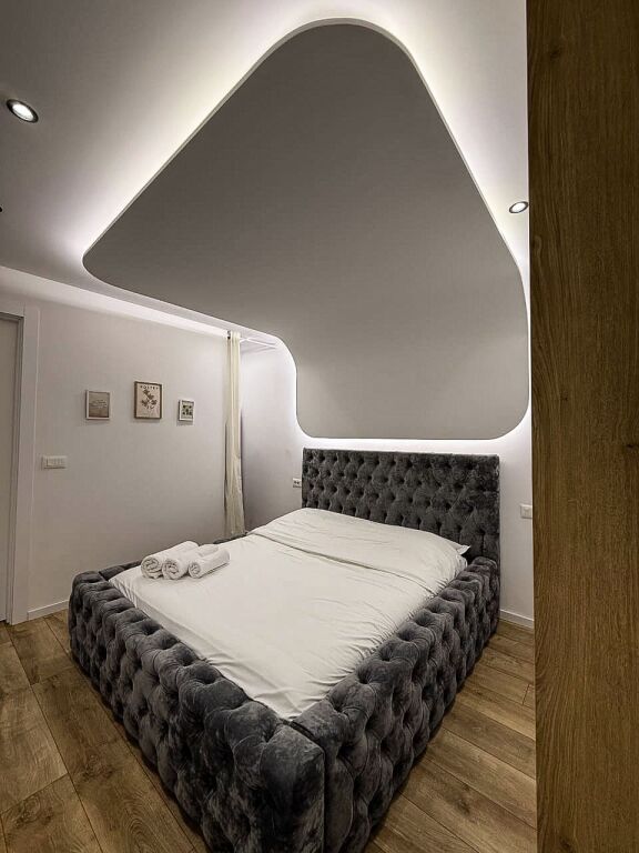 21 Dhjetori, Tek Vodafone - jepet Me Qera Studio Per BNB Ose Banim  Japim me qera studio te kompletuar me mobilje dhe paisjet nga me te rejat ne treg. Studio ndodhet tek kryqezimi i 21 Dhjetorit prane Vodafone. Ndodhet ne katin 0 te nje pallati ekzistues dhe eshte punuar me booking dhe air bnb.  Pronari e jep mundesine dhe per ta punuar si studio por duhen 5 muaj paradhenie Ndersa kur merret per banim, paguhet muaji i pare dhe dy garanci  Pagesa eshte ne lek.  Lokacioni dhe komoditeti qe ofron kjo studio eshte fantastike.  Per nje vizite ne prone na kontaktoni !