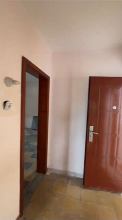 APPARTAMENTO 1+1 IN VENDITA – VICINO ALLA SCUOLA "24 MAGGIO", VLORË