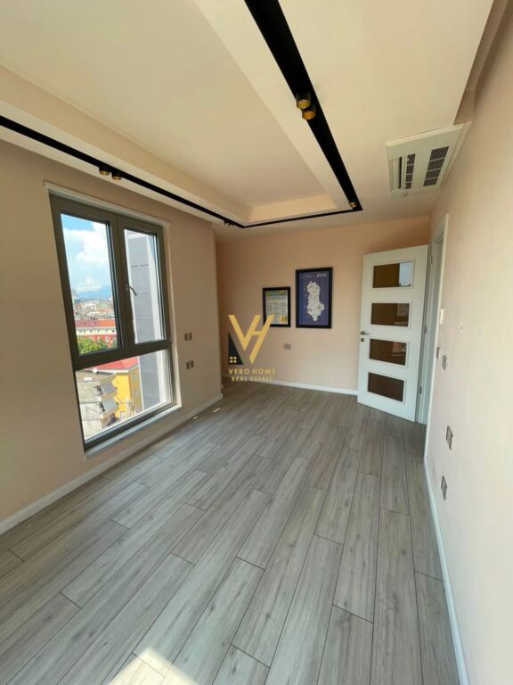JEPET AMBIENT BIZNESI 105 M2 ME QIRA TE RRUGA E KAVAJES 140.000 LEKE