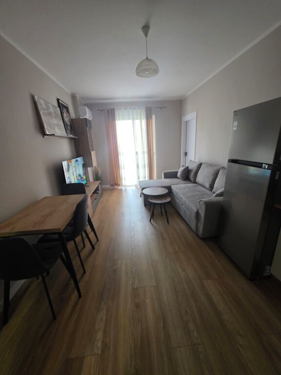 🏢Via 5 Maji, dopo Concord Center, si affitta appartamento 2+1, arredato, 60.000 Leke (Lordo)  