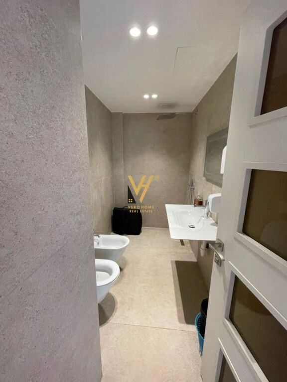 JEPET AMBIENT BIZNESI 105 M2 ME QIRA TE RRUGA E KAVAJES 140.000 LEKE