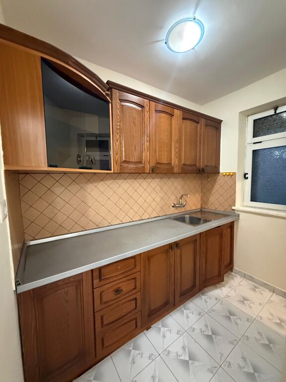 RRUGA DIBRES PRANE SHKOLLES BASHKUAR JEPET ME QERA – Apartament 1+1 📍 Vendndodhja: Rruga e Dibrës, pranë Komisariatit Nr. 4 🏢 Kati: 2 (Pallat ekzistues)
