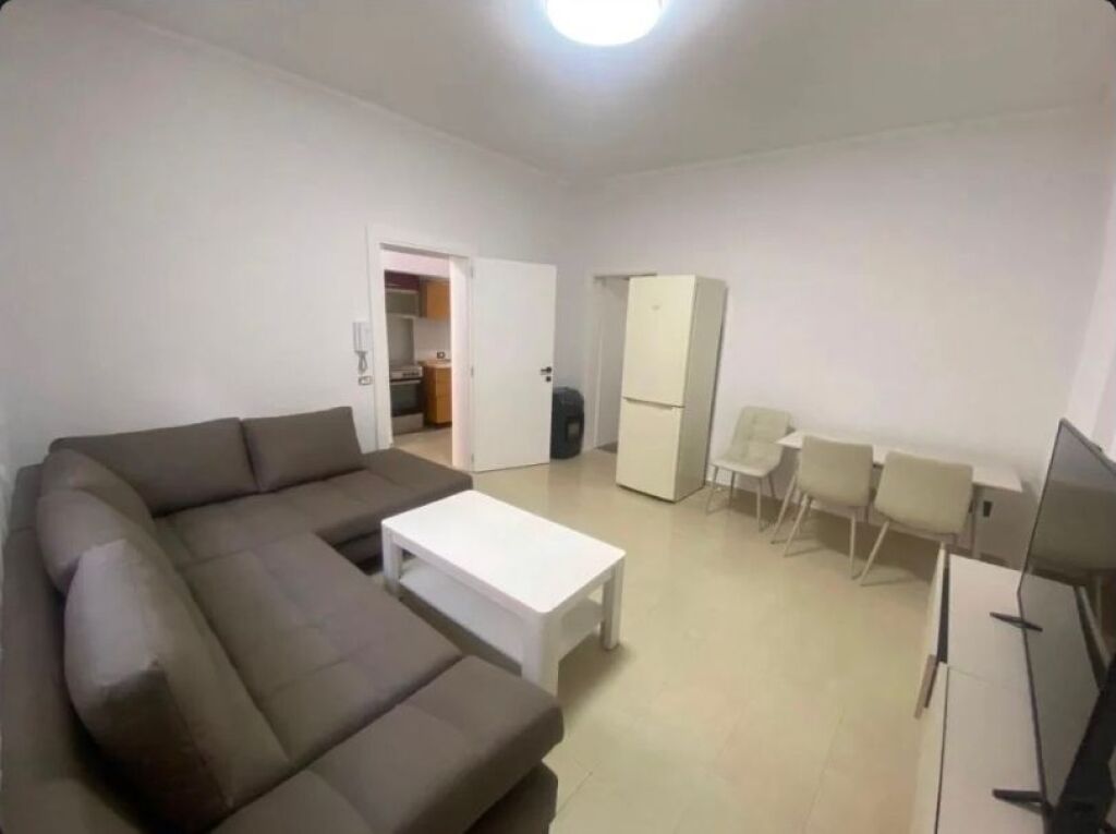🏡 Jepet me Qira Apartament 1+1 – Xhamllik  📍 Rruga Xhanfize Keko