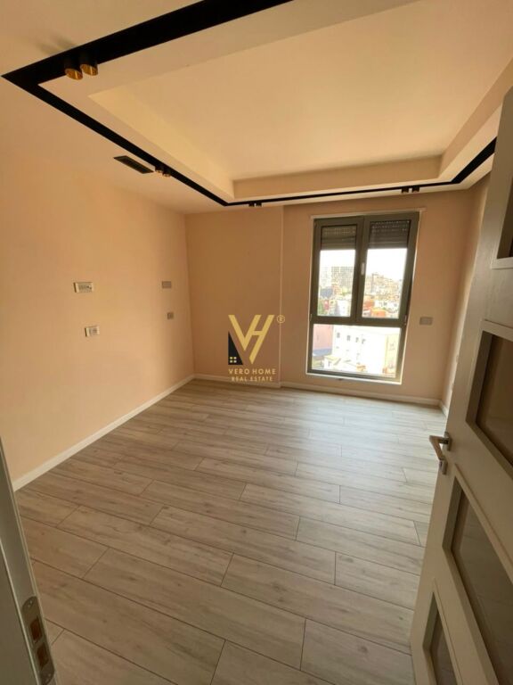 JEPET AMBIENT BIZNESI 105 M2 ME QIRA TE RRUGA E KAVAJES 140.000 LEKE