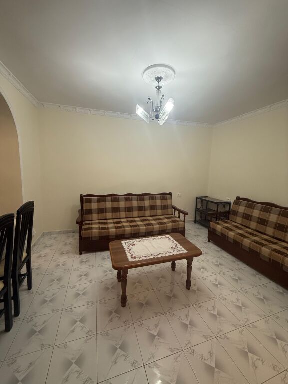 RRUGA DIBRES PRANE SHKOLLES BASHKUAR JEPET ME QERA – Apartament 1+1 📍 Vendndodhja: Rruga e Dibrës, pranë Komisariatit Nr. 4 🏢 Kati: 2 (Pallat ekzistues)
