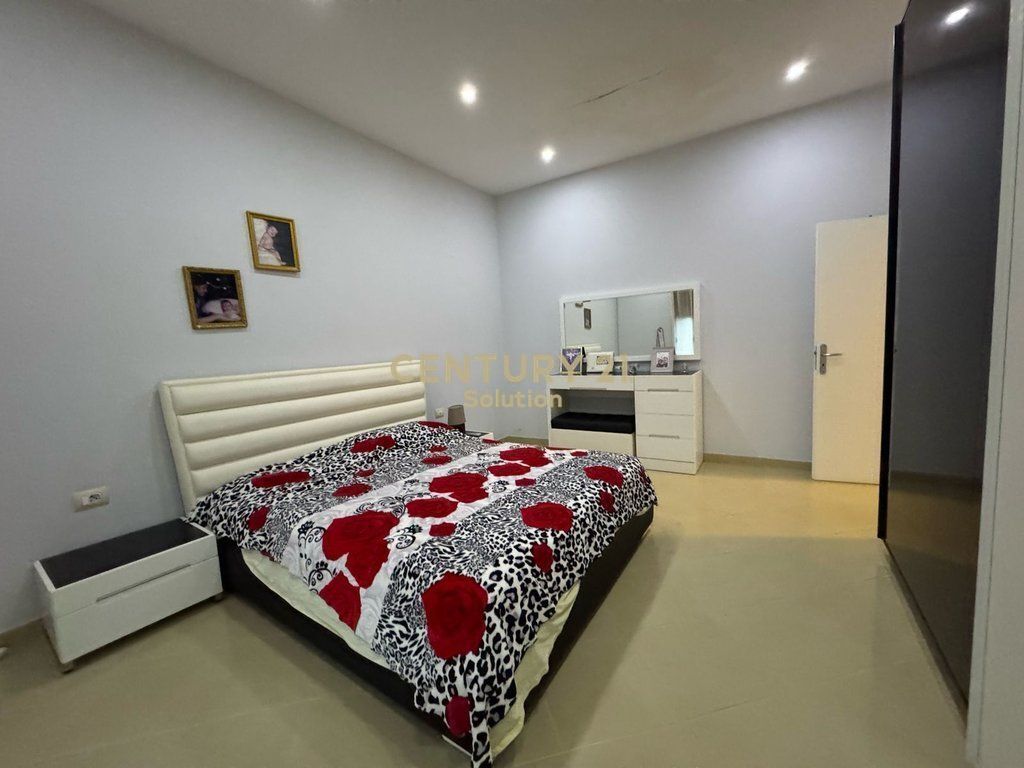 JEPET VILE 3 KATESHE ME QERA  POSTE PARKIMI NE YZBERISH! 2,500 € /Muaj